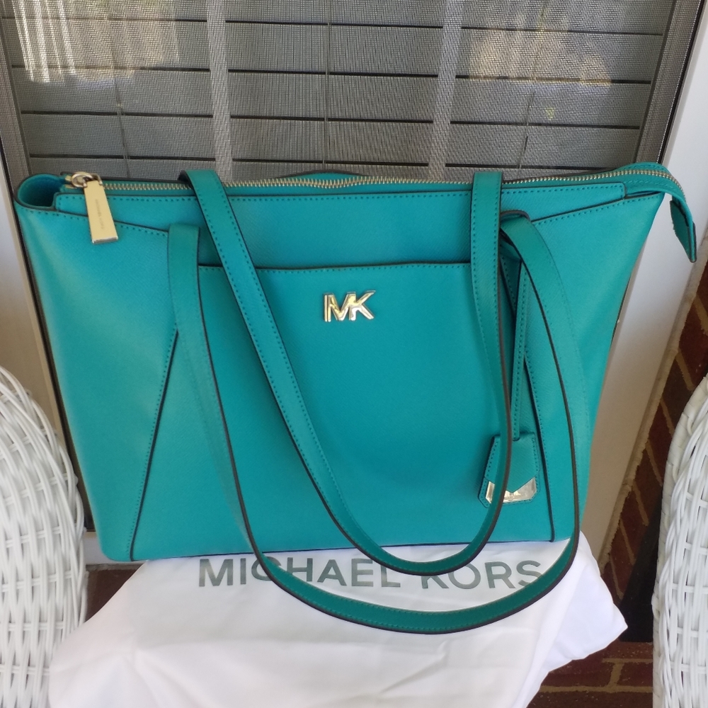 Michael Kors Pruse Set (SOLD) - Picture 8 of 12